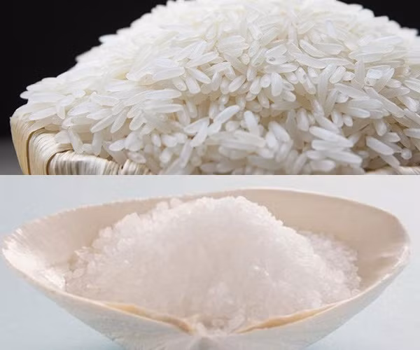 Đĩa muối gạo trắng không bao giờ được thiếu khi cúng cô hồn. Gạo muối này sẽ được vãi ra sân, ra đường để mời các cô hồn đói khát lang thang theo phong tục.
