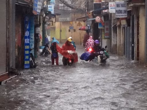 Tình trạng ngập cũng xảy ra ở khu Giáp Bát, Hoàng Mai. Ảnh: Otofun