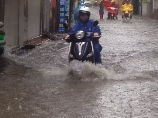 Dù ngập nặng nhưng một số người đi xe máy vẫn cố gắng "vượt lũ" về nhà. Ảnh: Otofun