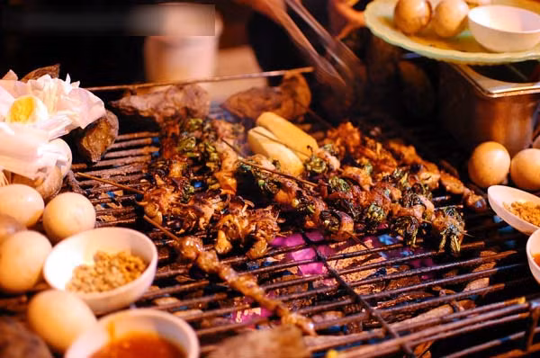Thực đơn tham khảo cho bữa tiệc nướng ngoài trời gồm bò xiên rau củ, bò cuộn phô mai, bò cuộn nấm kim châm và đậu bắp, gà ướp sa tế, cánh gà ướp sốt BBQ, thịt ba chỉ tươi nướng cuộn rau củ.