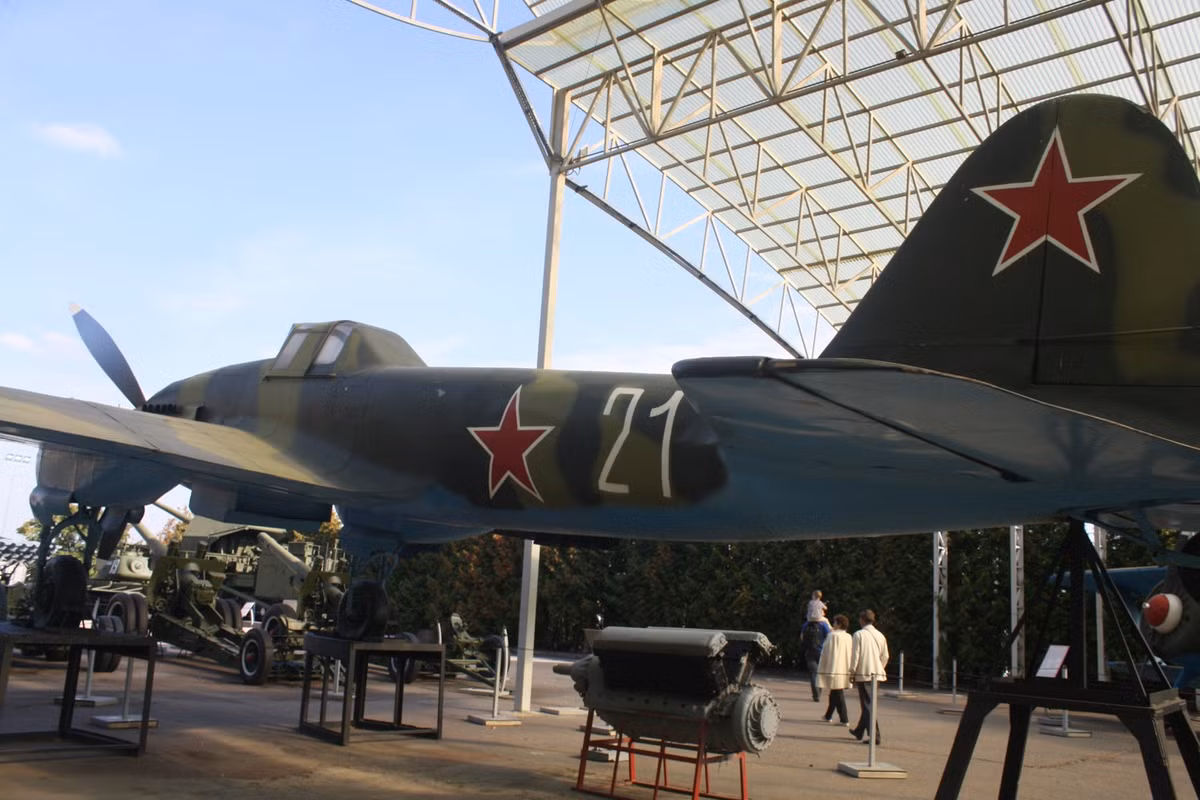 Máy bay cường kích Il-2 - được ví như là "không khí và bánh mì" của Hồng quân. Trong CTTG 2, Il-2 đã tiêu diệt hàng trăm, hàng nghìn xe tăng, thiết giáp của quân Đức.