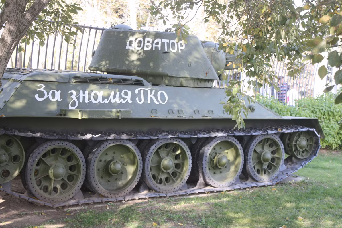 Ảnh xe tăng T-34-76 huyền thoại của Hồng quân Liên Xô. Trong CTTG 2, xe tăng T-34 luôn luôn là mũi nhọn đột kích của hồng quân trên khắp các mặt trận, đối đầu với hầu hết các loại tăng của quân phát xít. Có thể nói, T-34 đóng góp vai trò đặc biệt trong quan trọng trong chiến thắng của Hồng quân trước bè lũ phát xít.