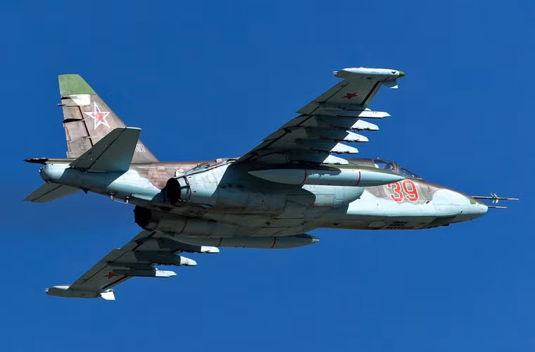 Tốc độ bay thấp khiến Su-25 phù hợp với nhiệm vụ chi viện hỏa lực tầm thấp.