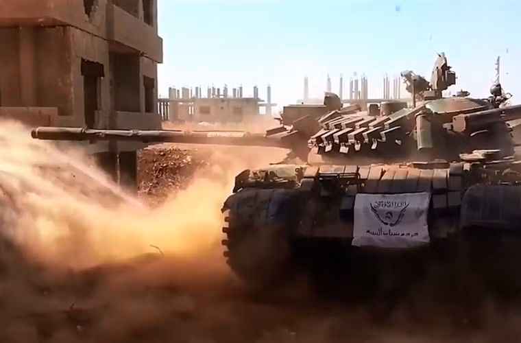 Xe tăng T-55MV của FSA đang khai hỏa pháo.