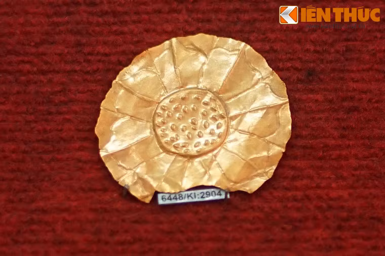 Một hiện vật bằng vàng được chế tác bằng kỹ thuật khắc miết, phát hiện tại gò 2A di tích Cát Tiên, niên đại thế kỷ 8-10