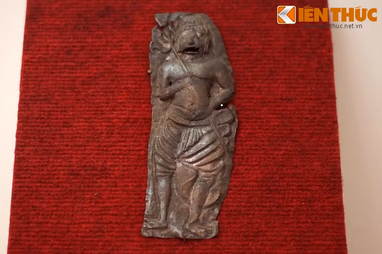 Phù điêu thần Shiva bằng bạc, phát hiện năm 1985 tại hố thám sát trung tâm khu di tích Cát Tiên, niên đại thế kỷ 8-10.