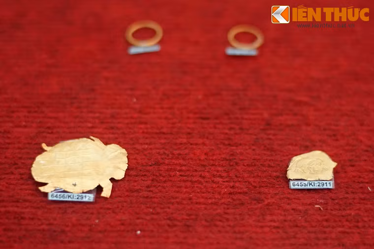 Một số hiện vật bằng vàng phát hiện tại gò 3, niên đại thế kỷ 8-10. Các nhà nghiên cứu đánh giá, hiện vật vàng Cát Tiên được tạo hình với các đường mảnh mai, phóng khoáng, hòa nhập vào nhau tạo ra một bức tranh hoàn chỉnh về một thời kỳ rực rỡ, hưng thịnh của văn hóa Cát Tiên.