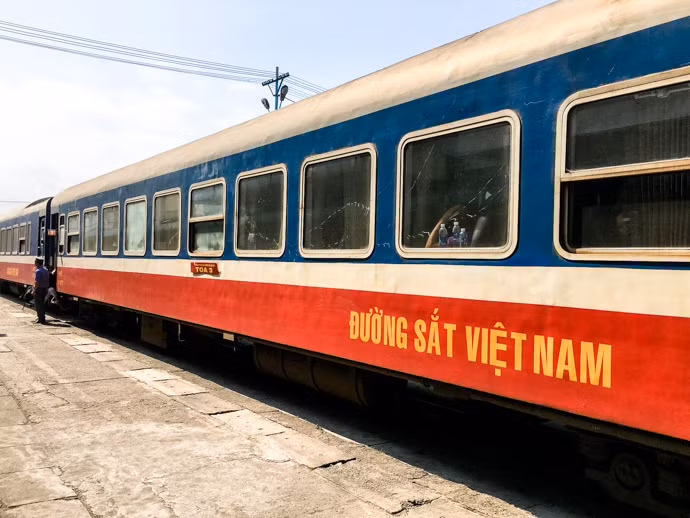 "Tôi chắc chắn rằng bạn nên khám phá Việt Nam bằng tàu hỏa, nếu bạn muốn ngắm nhìn những khung cảnh đẹp, trải nghiệm địa phương và có thêm những niềm vui mới", Mandy và Chris viết trên Almost Landing, trang web du lịch do cặp đôi này sáng lập. Ảnh: Almost Landing.