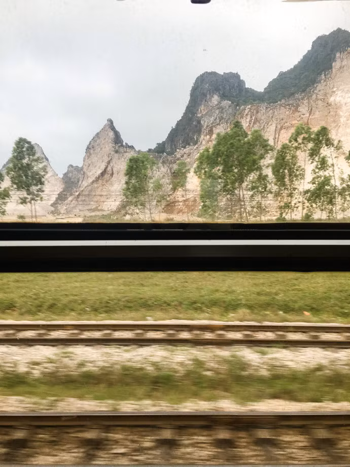 "Từ Ninh Bình đến Hà Nội không phải là một chuyến đi dài nên chúng tôi chọn ghế mềm và đủ thoải mái. Thật thú vị khi đến Hà Nội và nhìn thấy các tòa nhà rất gần với tuyến xe lửa". Ảnh: Almost Landing.