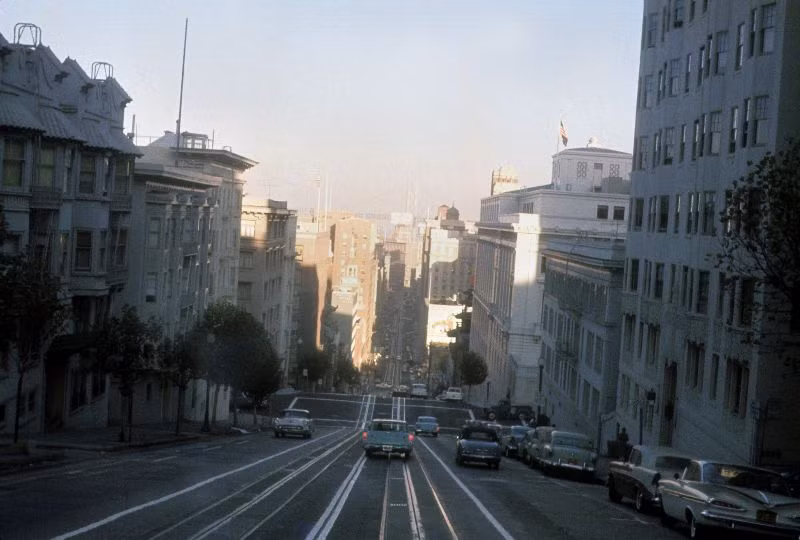 Từ đường California nhìn về phía Đông. Ảnh: Vintag.