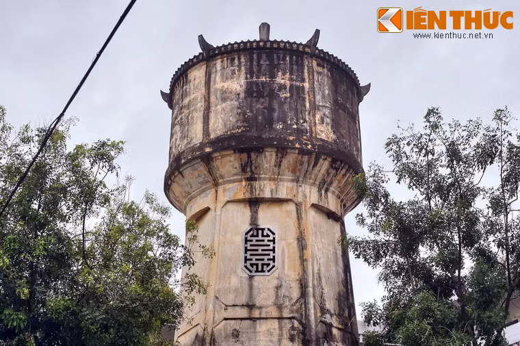 Nét đặc sắc trong kiến trúc của tháp nước cổ này là những họa tiết mang tính chất Á Đông.