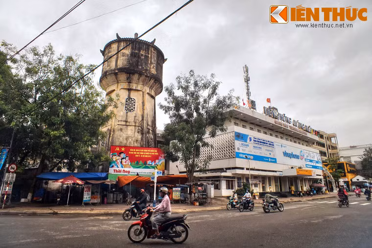 Công trình này được xây dựng cuối thập niên 1920 ở đầu khu Xóm Mới để cung cấp nước sinh hoạt cho cư dân địa phương.
