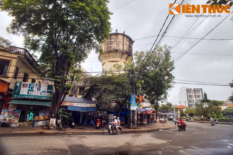 Những họa tiết này khiến cho kiến trúc tòa tháp trở nên mềm mại và hài hòa với cảnh quan xung quanh.