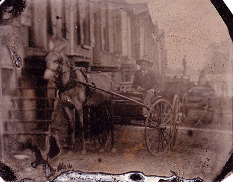 Chiếc xe la kéo bên ngoài một tòa nhà, khoảng năm 1880. Ảnh: Leigh McKinnon Flickr.