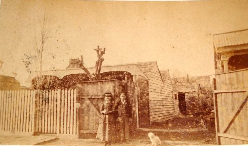 Hai vợ chồng và chú chó bên ngoài ngôi nhà của mình, khoảng năm 1870. Ảnh: Leigh McKinnon Flickr.