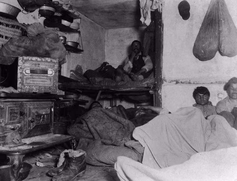Những người đàn ông nhập cư chen chúc trong căn phòng ở khu chung cư trên phố Bayard. Ảnh: Jacob Riis.
