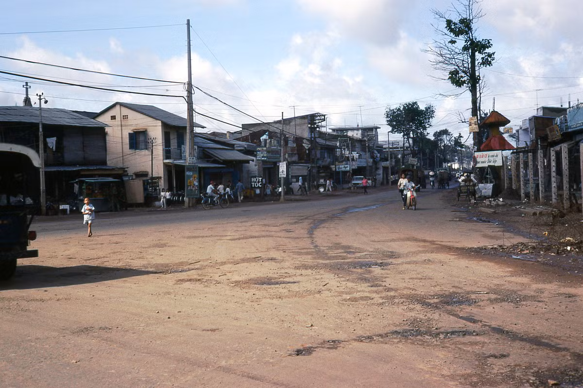 Đường Võ Tánh ở khu vực Lăng Cha Cả gần sân bay Tân Sơn Nhất, nay là đường Hoàng Văn Thụ. Ảnh: Donald MacKinnon.