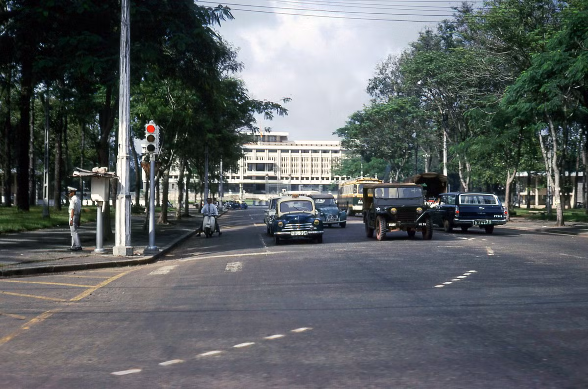 Đại lộ Thống Nhất (nay là đường Lê Duẩn) và Dinh Độc Lập, Sài Gòn năm 1966. Ảnh: Donald MacKinnon.