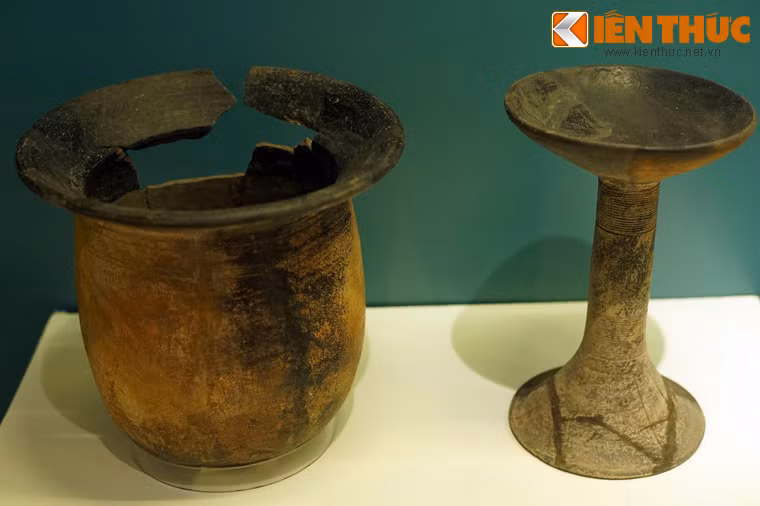 Nồi, vò táng văn hóa Đồng Nai, được khai quật tại Gò Ô Chùa, Long An. Gò Ô Chùa là một di chỉ quan trọng khác của văn hóa Đồng Nai. Khu vực này vừa mang tính chất là nơi cư trú vừa là nơi mai táng với hai hình thức mai táng là mộ nồi và mộ đất.