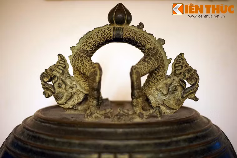 Quai chuông trang trí hai con rồng đấu lưng vào nhau, nơi tiếp giáp ở vị trí cao nhất trang trí hình búp sen. Vẩy cá chép bao phủ toàn bộ thân rồng. Nhìn chung, đây là hình tượng rồng mang nhiều đặc trưng của thời Trần.