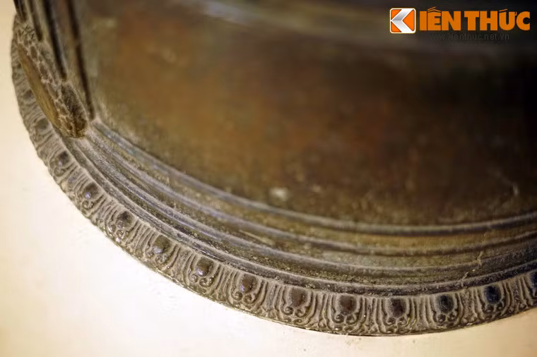 Sau đó, các lần chuông biến mất trùng với thời điểm đất nước có biến loạn, như thế quả chuông biết tự bảo vệ mình. Đó là thế kỷ 15, chuông biến mất để tránh cuộc hủy hoại văn hóa của giặc Minh. Đầu thế kỷ 19, chuông lại “lặn” xuống biển để tránh việc phá chùa Tháp của Hoàng Cao Khải…