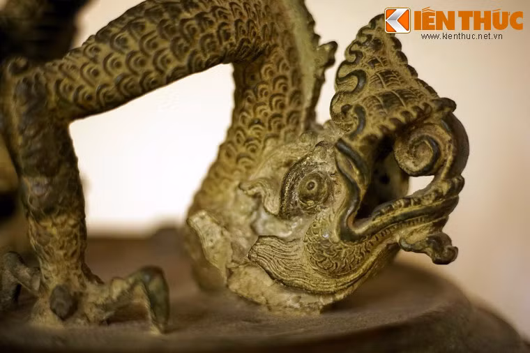 Điều đặc biệt là chuông bị chìm dưới biển hàng thế kỷ nhưng không hề bị nước mặn ăn mòn, làm hư hại. Có người lý giải rằng, chuông bền như vậy vì được đúc với một tỷ lệ vàng rất cao.