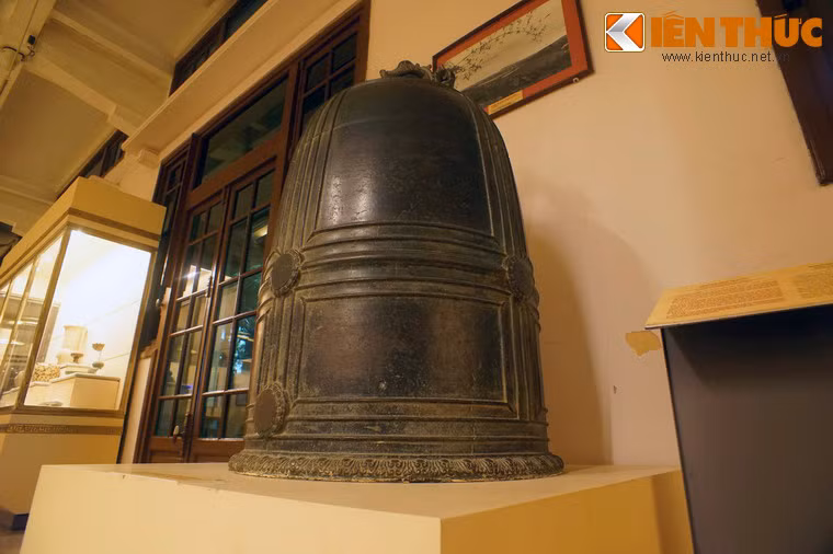 Quả chuông cổ này có kích thước to lớn, cao 125cm, đường kính miệng 80cm.