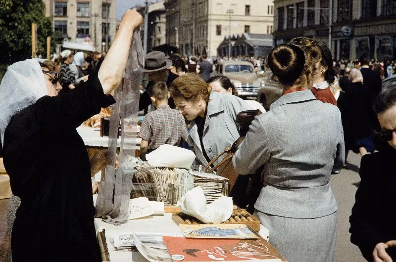 Quầy bán tranh ảnh, tạp chí cũ trên phố Arbat. Ảnh: English Russia.
