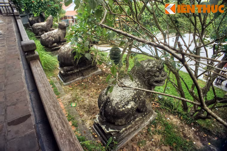 2. Chùa Phật Tích (xã Phật Tích, huyện Tiên Du, tỉnh Bắc Ninh) là nơi lưu giữ bộ tượng 10 linh thú có tuổi đời gần 1.000 năm của nhà Lý. Bộ tượng gồm 5 cặp ngựa, tê giác, trâu, voi, sư tử được xếp đối xứng nhau phía trước hành lang tòa Tam Bảo.