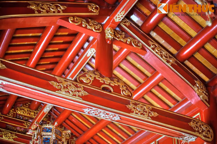 Cận cảnh kết cấu gỗ sơn son thiếp vàng, chạm khắc tinh xảo của Dực lang 3B.