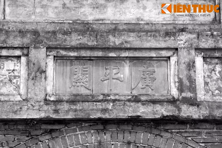Nằm ở một vị trí chiến lược, Quảng Bình Quan có nhiệm vụ kiểm soát tuyến đường huyết mạch Bắc - Nam và đường vào dinh Quảng Bình thời chúa Nguyễn.