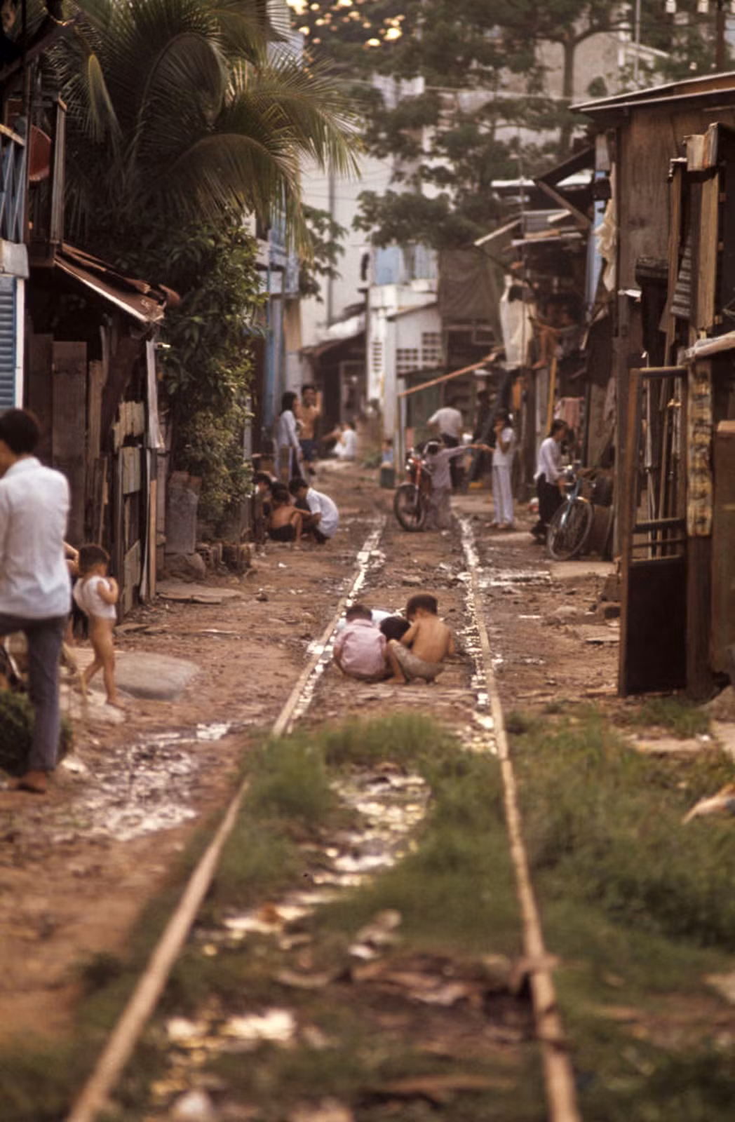 Một hình ảnh khó quên về cuộc sống trên đường tàu. Ảnh: Patrice Habans.