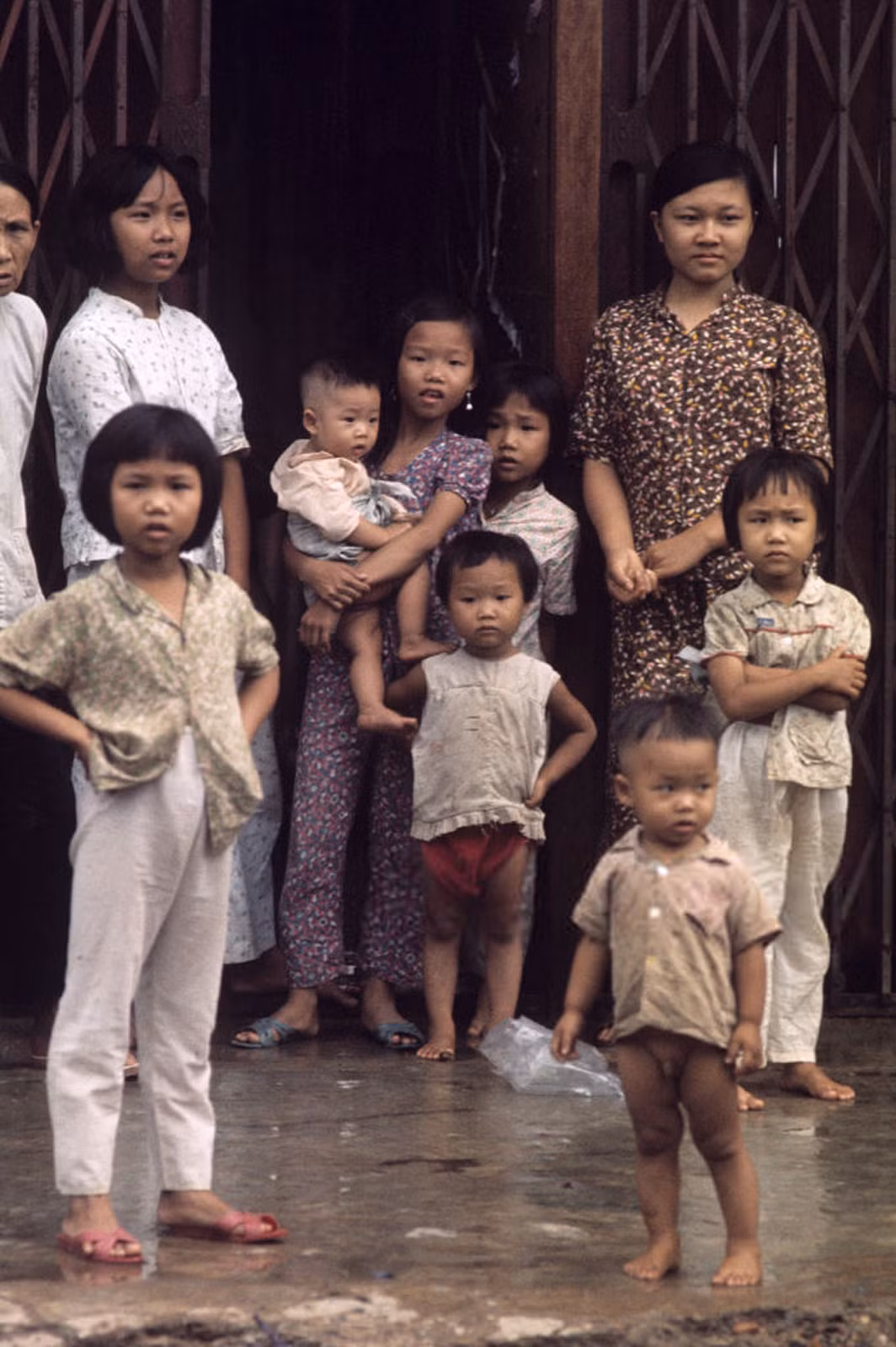 Những đứa trẻ trước cổng một ngôi nhà. Ảnh: Patrice Habans.