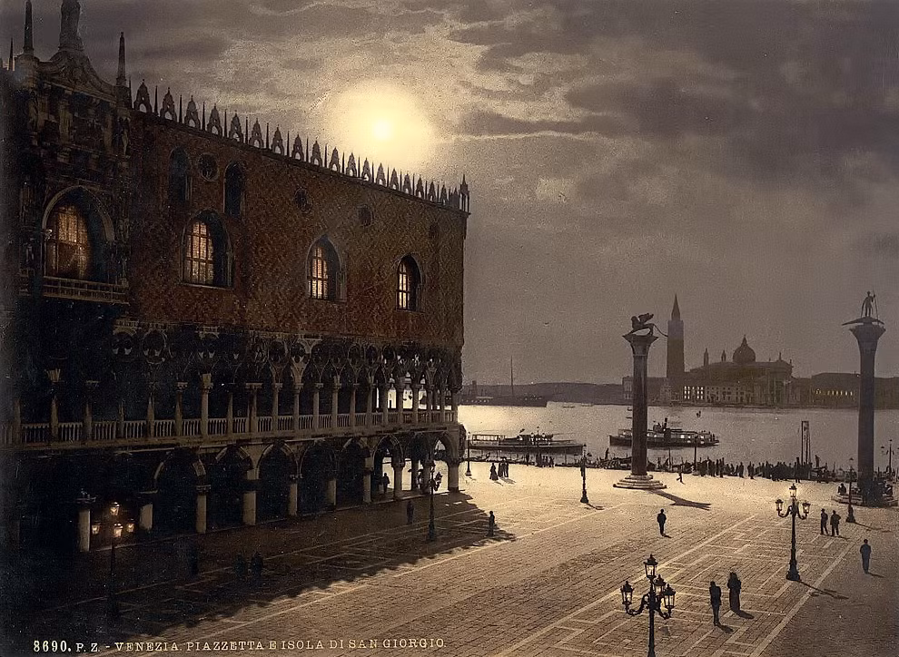 Quảng trường Piazzetta và đảo San Giorgio dưới ánh trăng.