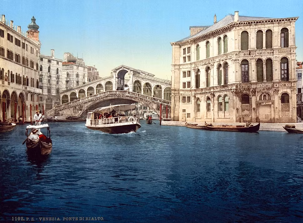Góc nhìn khác về kênh Grand và cầu Rialto.