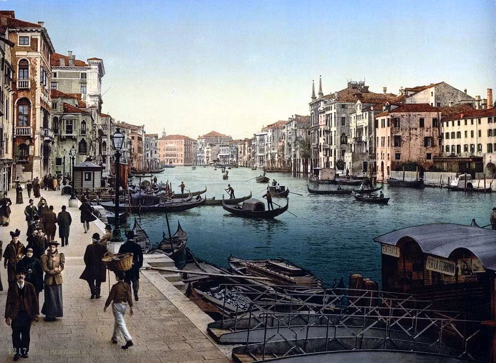 Bến thuyền bên kênh Grand của Venice. Ảnh: Vintag.