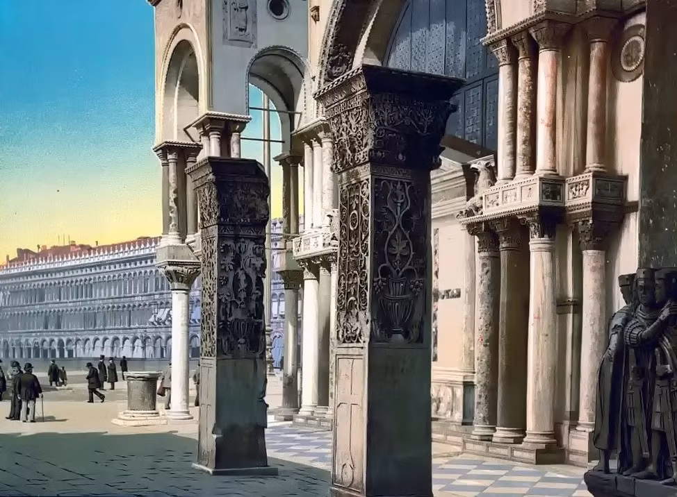 Cột đá bên ngoài nhà thờ St. Mark. Ảnh: Vintag.