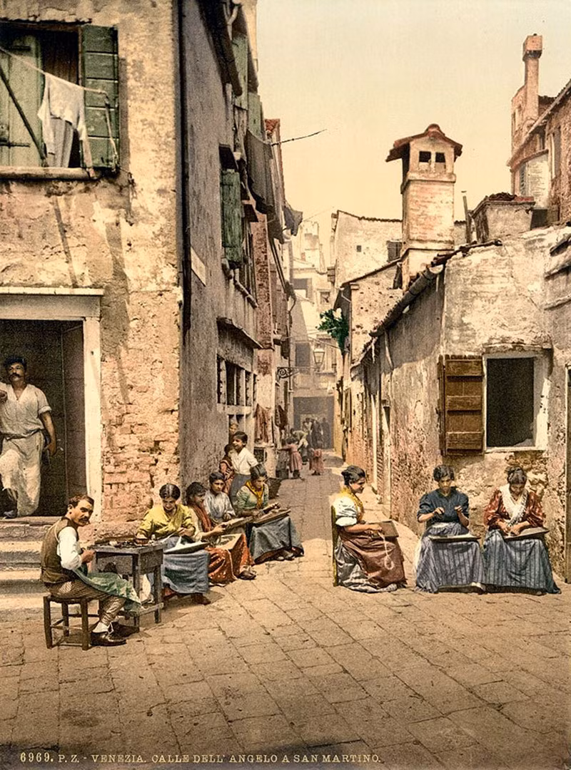 Một ngõ hẻm cổ kính ở Venice. Ảnh: Vintag.
