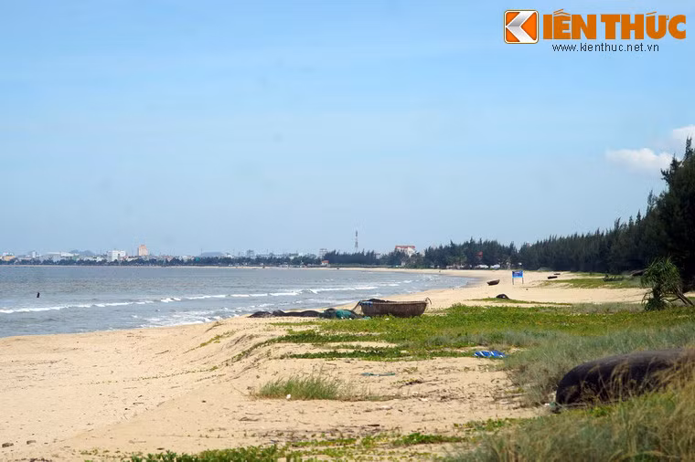 Nằm ở phía Tây đường Nguyễn Tất Thành, thuộc địa phận quận Liên Chiểu, thành phố Đà Nẵng, bãi biển Xuân Thiều là địa danh gắn liền với một sự kiện lịch sử quan trọng của cuộc chiến tranh Việt Nam.