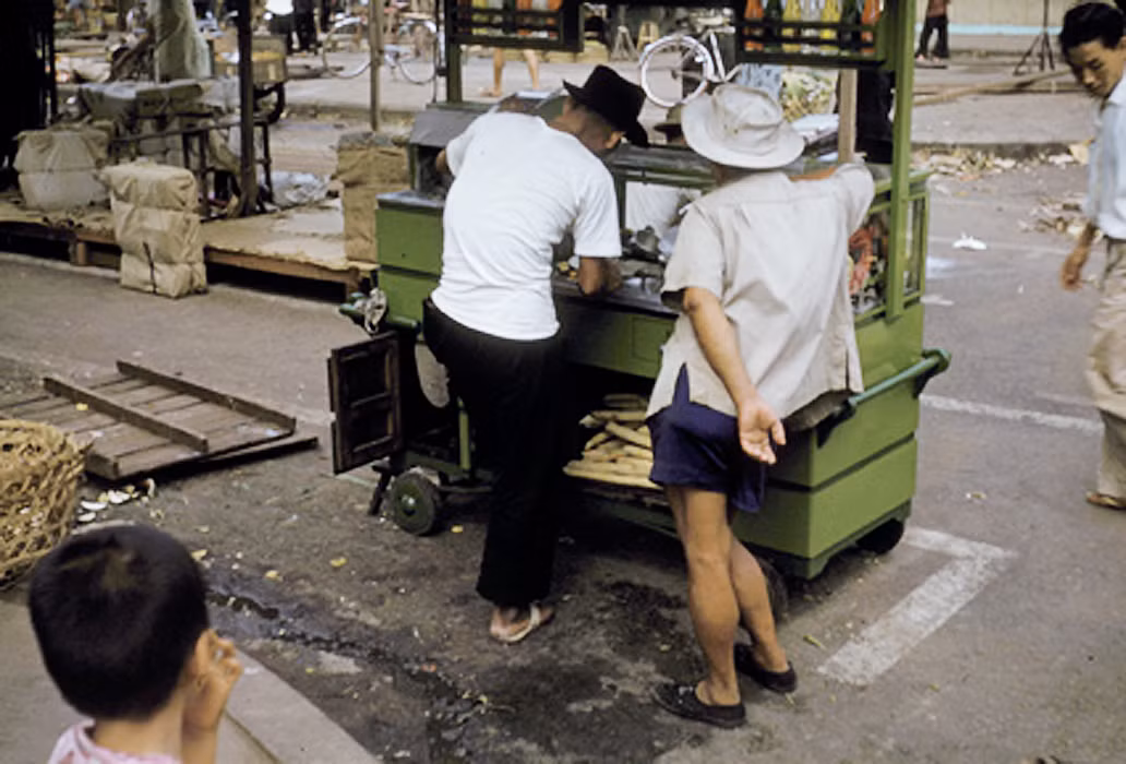 Quầy nước mía ở Chợ Lớn. Ảnh: Richard C. Harris.