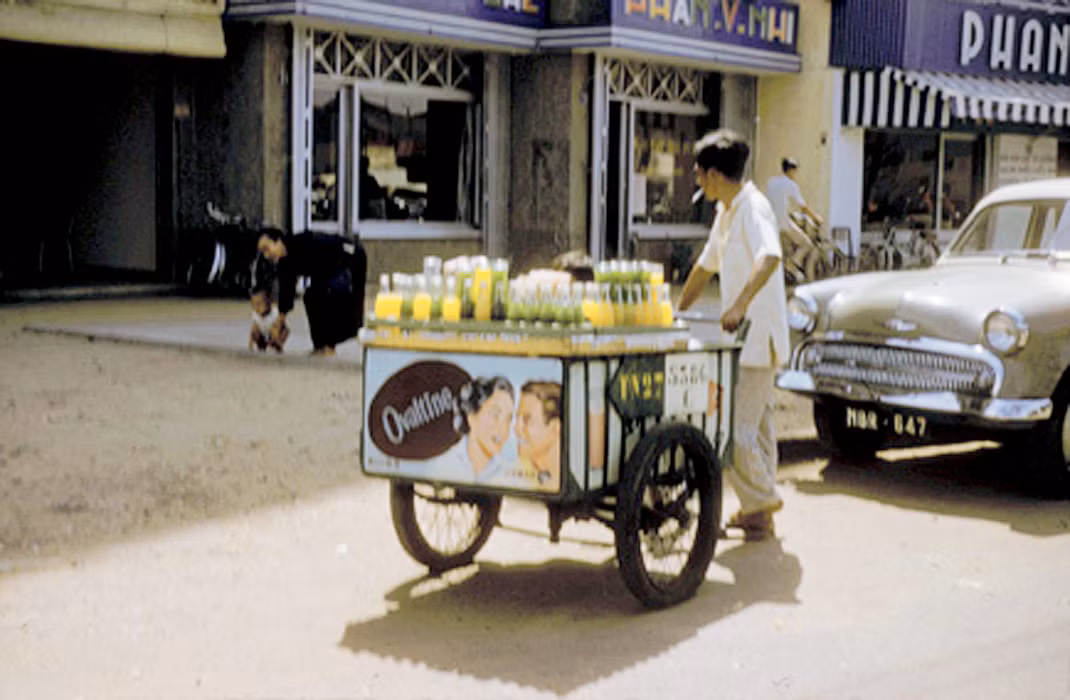 Quầy nước giải khát đóng chai trên đường Hồng Thập Tự (nay là đường Nguyễn Thị Minh khai), Sài Gòn năm 1958. Ảnh: Richard C. Harris.