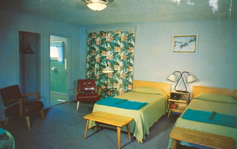 Phòng của khách sạn - nhà hàng Aime tại thị trấn St. Johnsbury, bang Vermont với tông màu xanh êm dịu. Ảnh: Vintag.