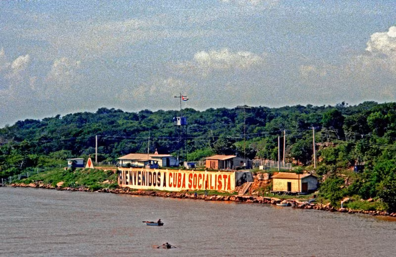 Biểu ngữ cổ động cách mạng bên bờ vịnh Cienfuegos. Ảnh: Alan Denney.