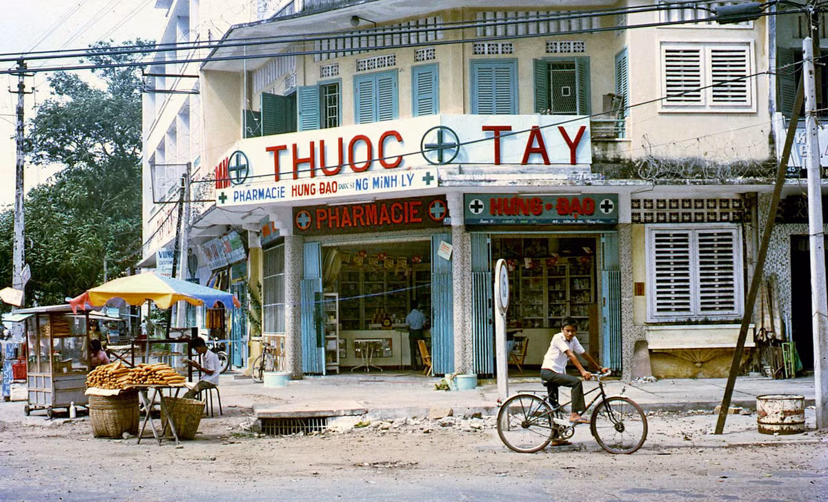Tiệm thuốc Tây trên đường Trần Hưng Đạo. Ảnh: Mike Vogt.