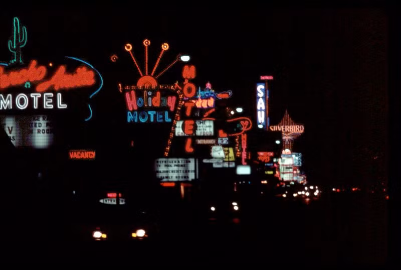 Chuỗi nhà nghỉ trên một đại lộ của thành phố Las Vegas. Ảnh: Craig Gustafson.