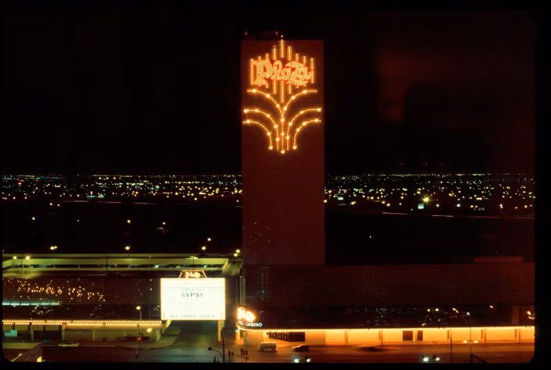 Toàn cảnh khách sạn Plaza vời phông nền là thành phố Las Vegas rực sáng ánh đèn. Ảnh: Craig Gustafson.