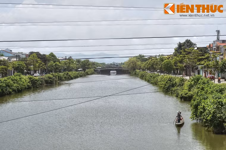 Cầu Vĩnh Lợi nhìn từ cầu Khánh Ninh. Hai cây cầu này cùng nằm trên một trục thẳng của sông Ngự Hà.