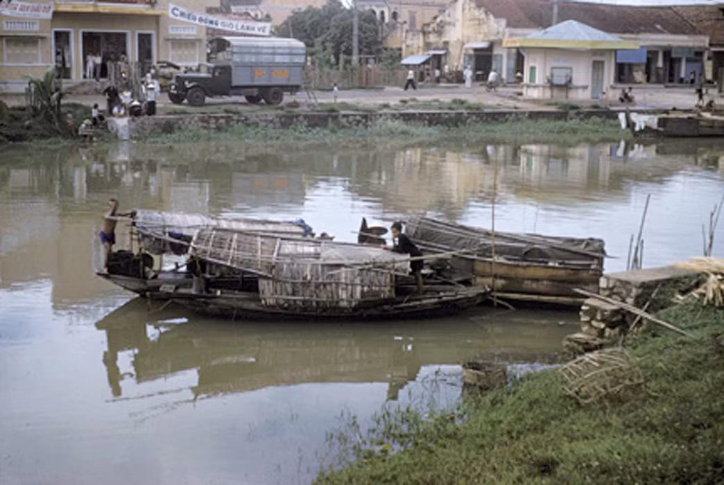 Rạch Tây Ninh khu vực trung tâm thị xã Tây Ninh. Bên kia bờ rạch là rạp cải lương Thanh Sơn. Bên phải rạp treo băng-rôn "Chiều đông gió lạnh về". Ảnh: Vietnam Center and Archive.
