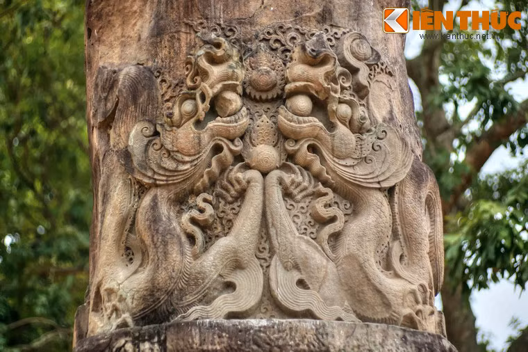 Đầu rồng nhô cao chầu nhau, miệng ngậm ngọc, được chạm khắc với những hoa văn vô cùng tinh xảo. Chân trước cặp rồng chụm lại dâng một viên ngọc cùng cỡ với viên ngọc ngậm ở miệng.