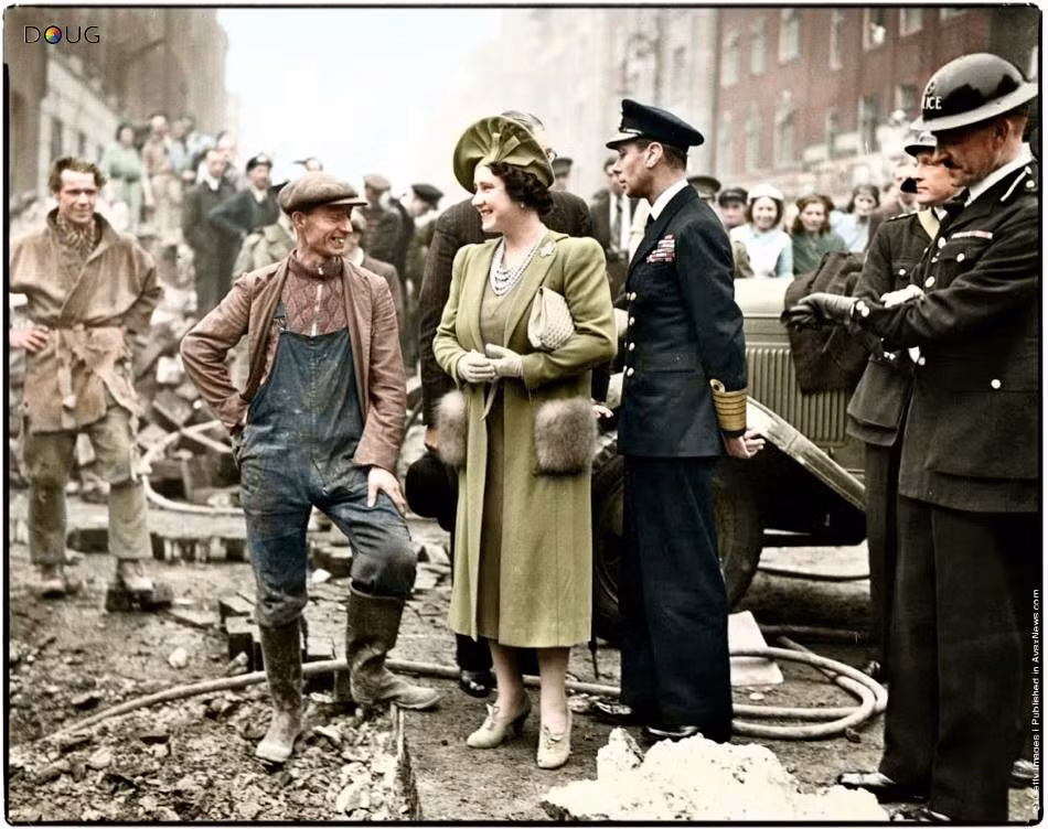 Nữ hoàng Anh Elizabeth đến thăm những con phố bị bom đạn phá hủy tại khu East End, London vào ngày 18/10/1940. Ảnh: Vintag.